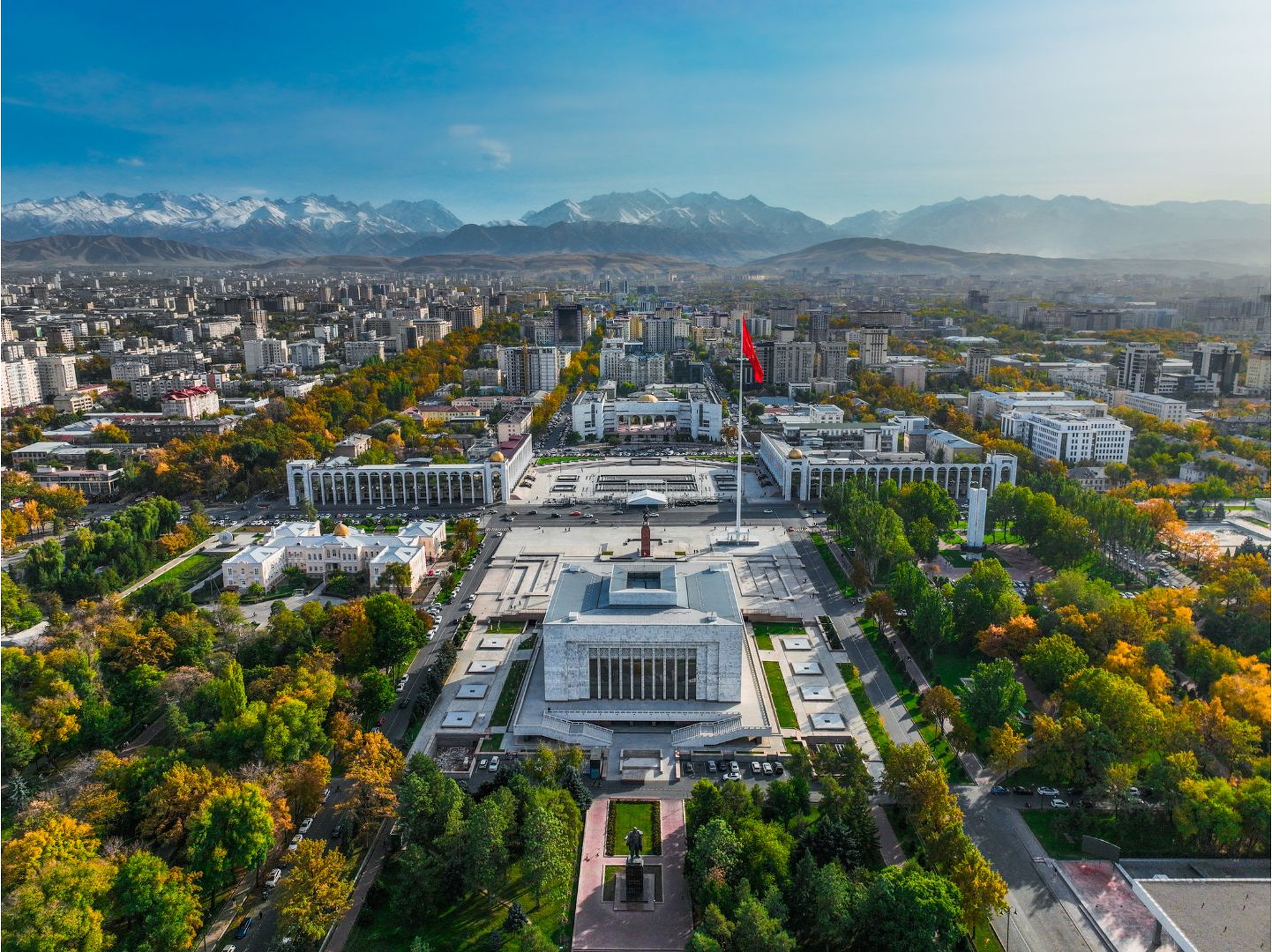 Панорама Бишкека — площадь Ала-Тоо и горы